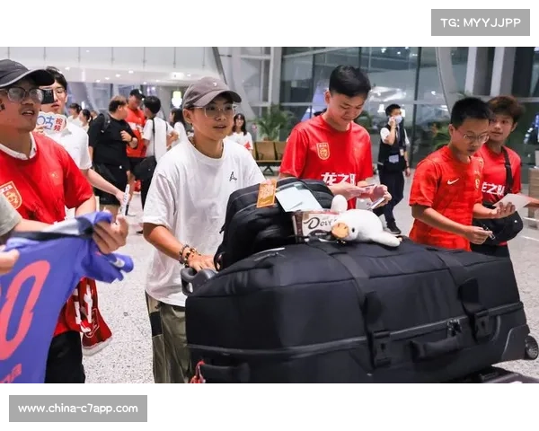世界杯吉祥物亮相巴黎街头，球迷合影排长队