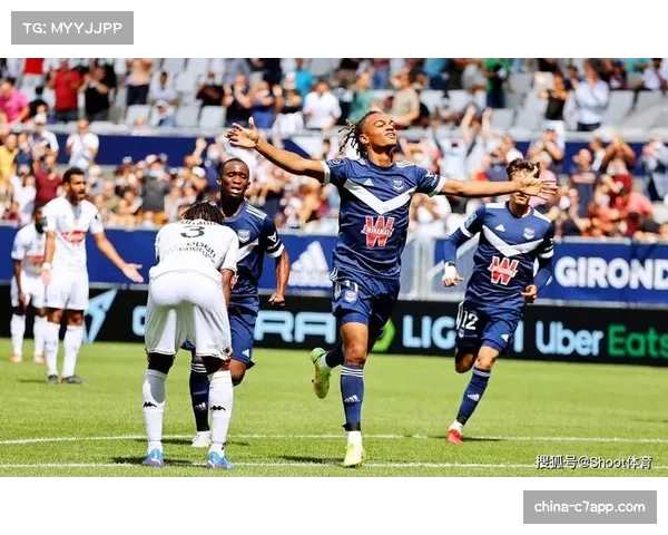 特写：朗斯中场福法纳一次关键拦截瓦解对手绝佳反击机会